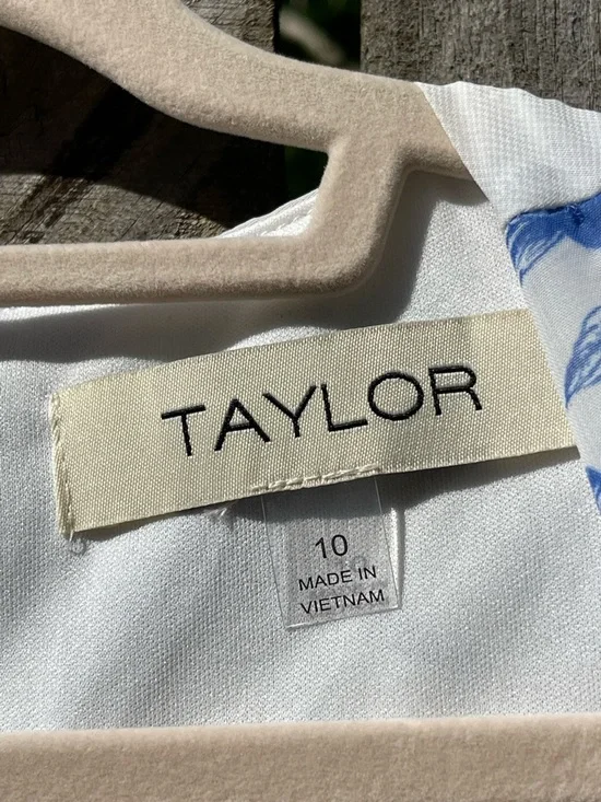 Taylor Blue and White Floral V-Neck Dress - Picture 6 of 12